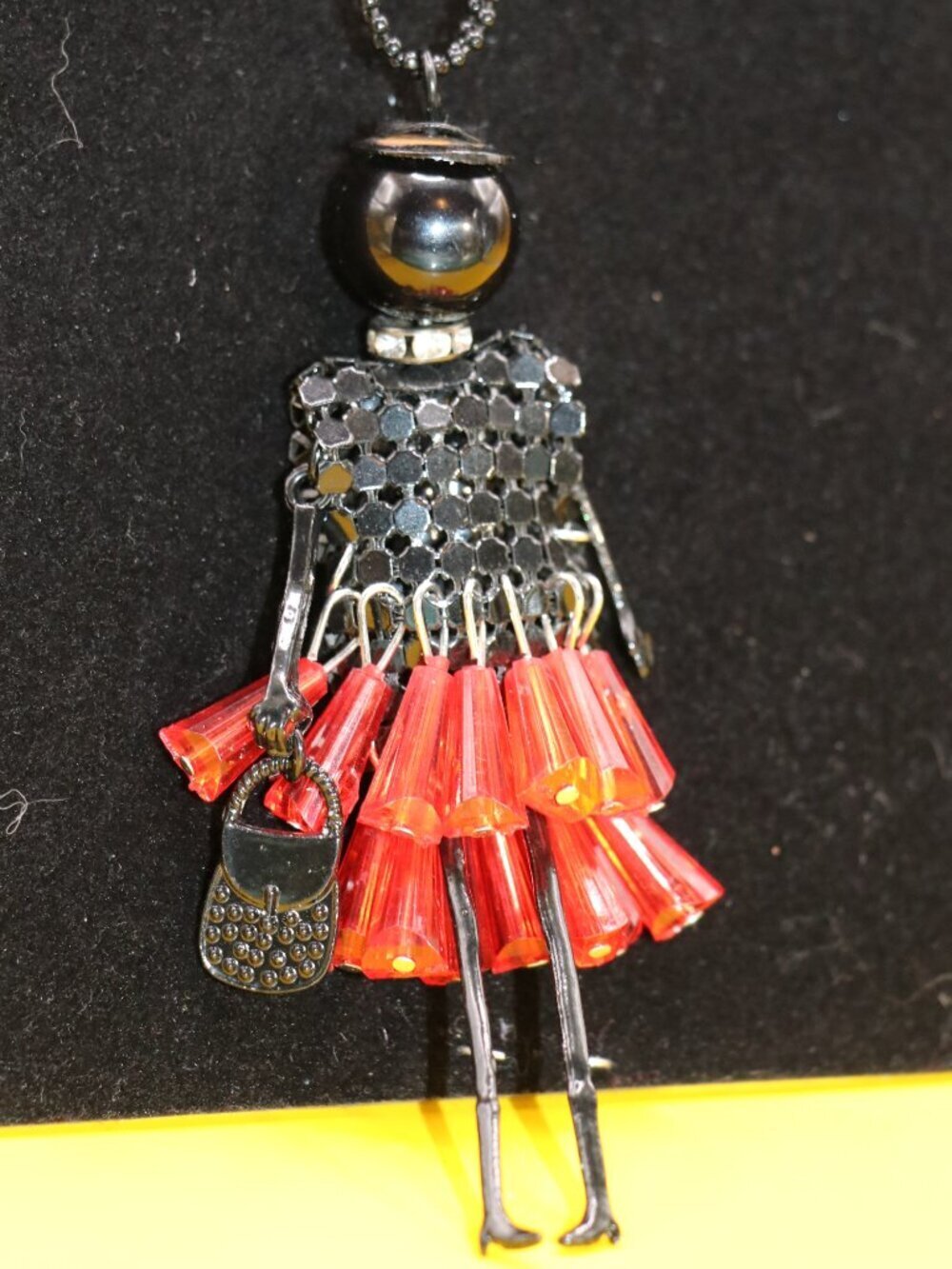 26" Elegant Black and Red Woman Pendant Necklace - Picture 2 of 4